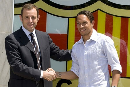 Cầu thủ đầu tiên mà Rosell đem về Nou Camp sau khi nhậm chức là cầu thủ đa năng Adriano.