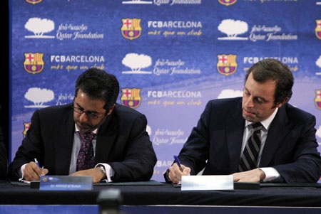 Cầu thủ đầu tiên mà Rosell đem về Nou Camp sau khi nhậm chức là cầu thủ đa năng Adriano.