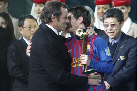 Rosell chia vui cùng Messi sau khi Barcelona giành chức vô địch thế giới các CLB.