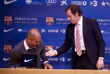 Rosell chia vui cùng Messi sau khi Barcelona giành chức vô địch thế giới các CLB.