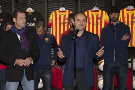 Rosell trong buổi lễ ra mắt chiếc áo đấu sân khách của Barcelona ở mùa giải này.