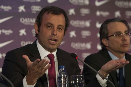 Rosell trong buổi lễ ra mắt chiếc áo đấu sân khách của Barcelona ở mùa giải này.