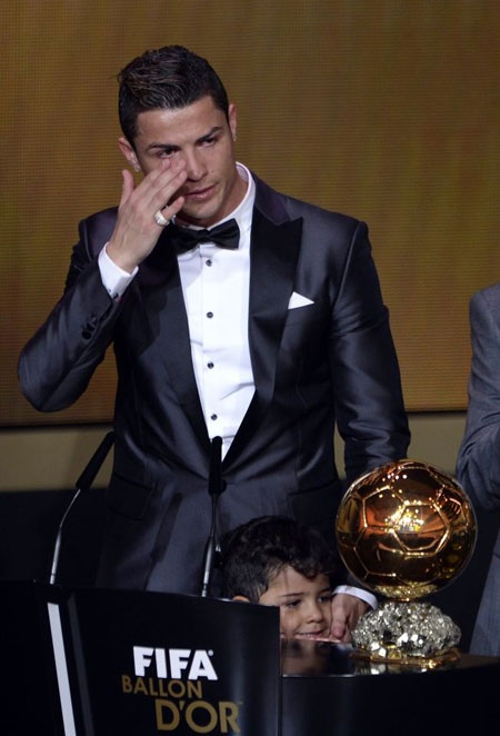 C.Ronaldo giành Quả bóng vàng FIFA 2013 - 1 Những giọt nước mắt hạnh phúc của C.Ronaldo