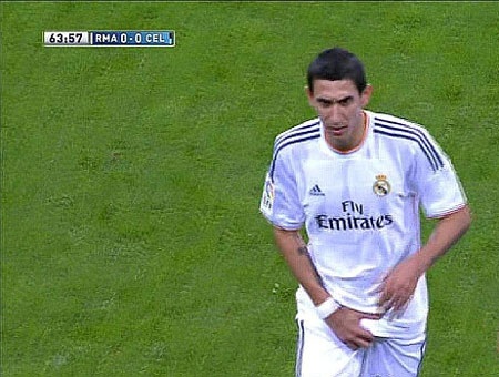 Di Maria hành động khiếm nhã khi bị thay ra sân? - 1 Di Maria đang đương đầu
với sóng gió từ báo chí