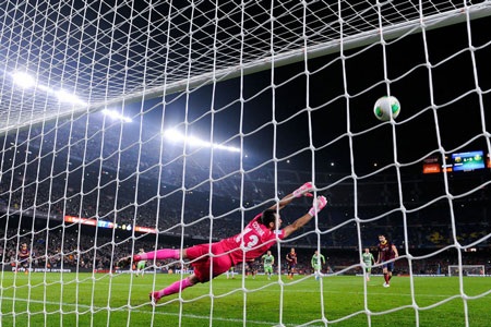 Messi rực sáng trong ngày trở lại, Barcelona đại thắng Getafe - 1 Fabregas nhân đôi cách biệt cho Barcelona từ chấm phạt đền