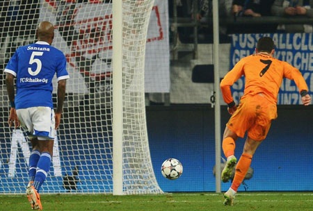 Truyền thông quốc tế ngả mũ trước sức mạnh của Real Madrid - 2 C.Ronaldo xé tan mành lưới Schalke 04