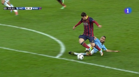 Báo giới Tây Ban Nha và Anh đưa ra quan điểm trái ngược về điểm phạm lỗi