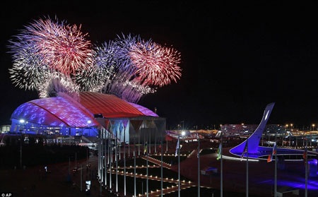 Những khoảnh khắc ấn tượng từ lễ khai mạc Olympic Sochi 2014 - 4 Lễ khai mạc có những bông tuyết phát sáng tuyệt đẹp ứng với 5 vòng tròn biểu tượng của Olympic.