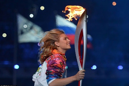 Những khoảnh khắc ấn tượng từ lễ khai mạc Olympic Sochi 2014 - 6 Tay vợt khả ái Maria Sharapova được lựa chọn rước đuốc vào sân vận động.