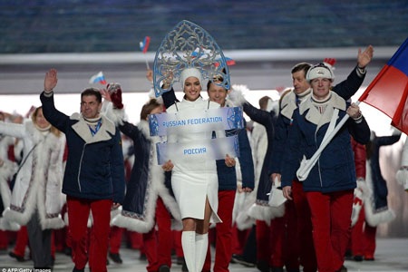 Những khoảnh khắc ấn tượng từ lễ khai mạc Olympic Sochi 2014 - 7 Tay vợt khả ái Maria Sharapova được lựa chọn rước đuốc vào sân vận động.