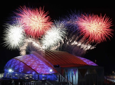 Olympic Sochi 2014: Lễ khai mạc tưng bừng và đậm đà bản sắc văn hóa Nga - 1 Lễ khai mạc đầy rực rỡ với ánh đèn và pháo hoa