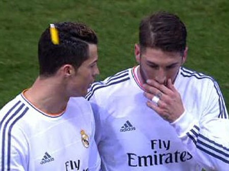 C.Ronaldo lĩnh nguyên cái bật lửa vào đầu - 1 C.Ronaldo bị một CĐV Atletico ném bật lửa trúng đầu