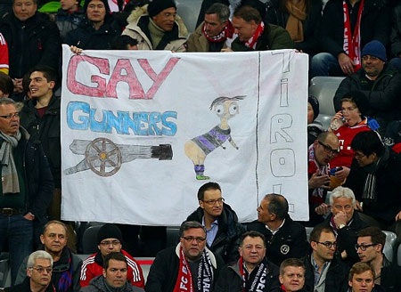 Biểu ngữ nhạo báng Ozil của CĐV Bayern Munic