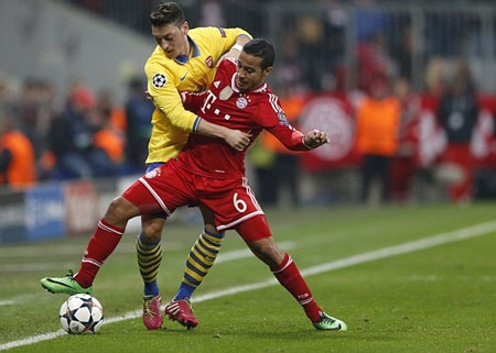 Ozil hoàn toàn lép vế trước hàng tiền vệ Bayern