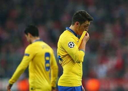 Ozil hoàn toàn lép vế trước hàng tiền vệ Bayern