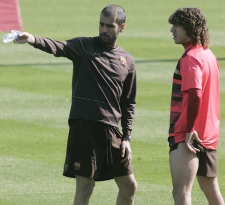 Nhìn lại sự nghiệp lẫy lừng của Carles Puyol - 10 Puyol ăn mừng danh hiệu đầu tiên cùng đội tuyển quốc gia tại Vienna, Áo.