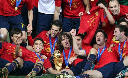 Nhìn lại sự nghiệp lẫy lừng của Carles Puyol - 15 Puyol ăn mừng chiến thắng tại World Cup 2010 cùng các đồng đội.