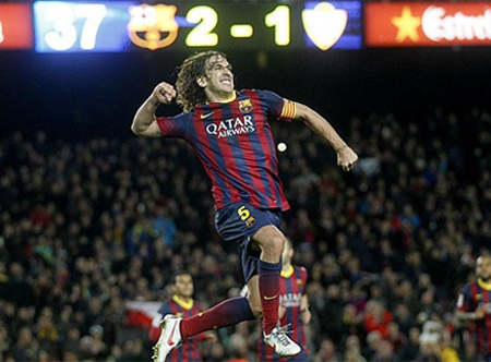 Nhìn lại sự nghiệp lẫy lừng của Carles Puyol - 16 Puyol ăn mừng chiến thắng tại World Cup 2010 cùng các đồng đội.