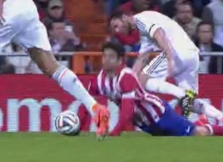 Atletico Madrid “đá bẩn”, còn Real Madrid “đá đẹp”? - 1 Phút 19: Xabi Alonso và Pepe phạm lỗi từ đằng sau với Diego Costa. Xabi lĩnh thẻ vàng.
