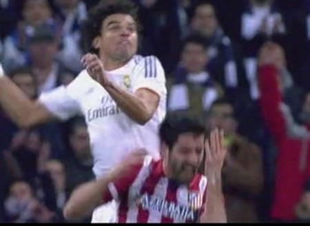 Atletico Madrid “đá bẩn”, còn Real Madrid “đá đẹp”? - 4 Phút 30: Pepe thúc cùi chỏ vào người Raúl García trong một pha nhảy lên tranh cướp bóng trên không.