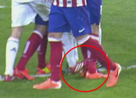 Atletico Madrid “đá bẩn”, còn Real Madrid “đá đẹp”? - 5 Phút 35: Arbeloa cố tình dẫm vào chân Diego Costa nhưng không có chiếc thẻ phạt nào được đưa ra.