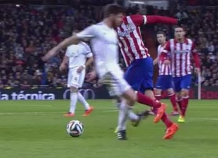 Atletico Madrid “đá bẩn”, còn Real Madrid “đá đẹp”? - 6 Phút 44: Xabi Alonso lại phạm lỗi một cách khá thô thiển sau khi bị Diego Costa vượt qua.