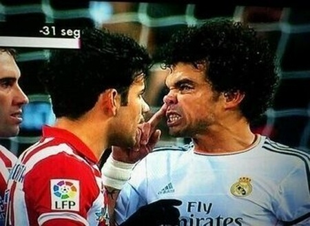 Atletico Madrid “đá bẩn”, còn Real Madrid “đá đẹp”? - 7 Phút 45+1: Hành vi đáng xấu hổ của Pepe nhằm vào Diego Costa.