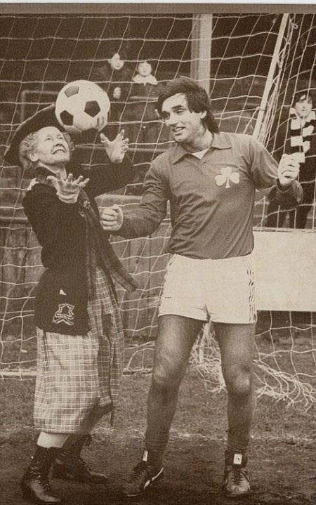 Khi bóng đá và những danh thủ được đưa vào phim ảnh - 8 George Best xuất hiện trong Super Granny với vai trò khách mời
