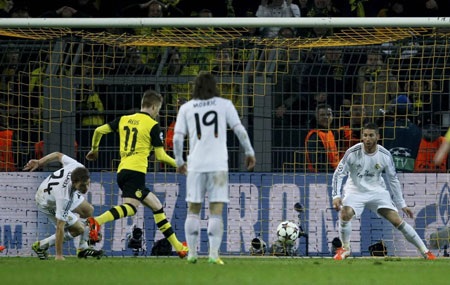 Real Madrid và 90 phút giông bão tại Signal Iduna Park - 9 Sau Pepe, đến lượt Illarramendi mặc sai lầm với đường chuyền hỏng.
