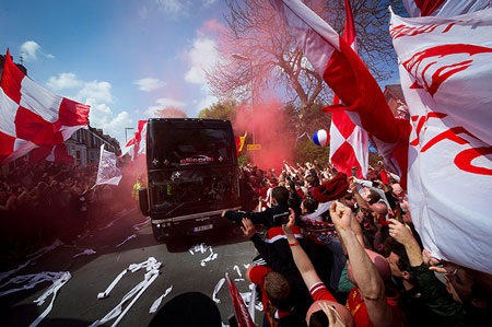 Bi kịch của Gerrard, bi kịch của Liverpool - 1 Người hâm mộ đón chào “lữ đoàn đỏ” trên đường đến Anfield.