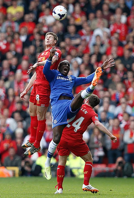 Bi kịch của Gerrard, bi kịch của Liverpool - 4 Không nằm ngoài dự đoán, Chelsea nhập cuộc bằng lối chơi phòng ngự tiêu cực.