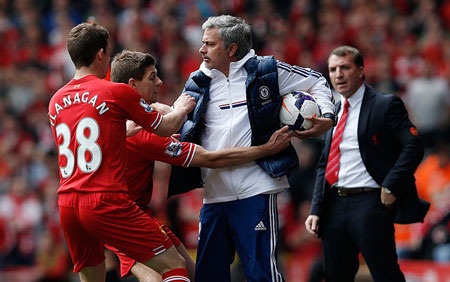 Bi kịch của Gerrard, bi kịch của Liverpool - 5 Không nằm ngoài dự đoán, Chelsea nhập cuộc bằng lối chơi phòng ngự tiêu cực.