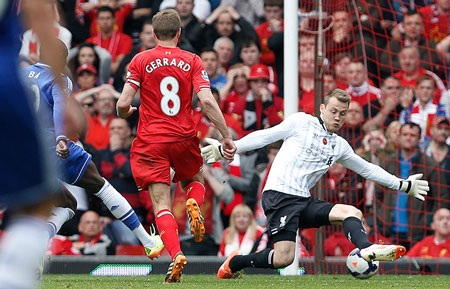 Bi kịch của Gerrard, bi kịch của Liverpool - 6 Không nằm ngoài dự đoán, Chelsea nhập cuộc bằng lối chơi phòng ngự tiêu cực.