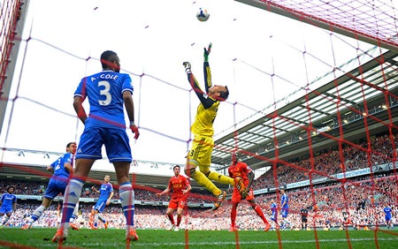 Bi kịch của Gerrard, bi kịch của Liverpool - 11 Luis Suarez và đồng đội bế tắc đến cùng cực trước hàng phòng ngự tầng tầng lớp lớp của Chelsea.