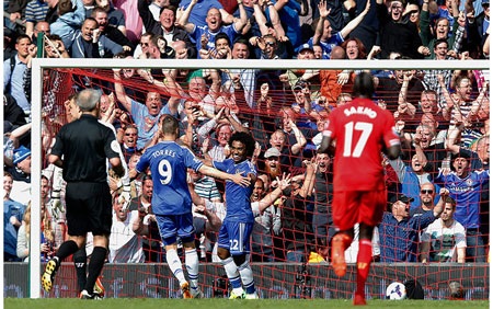 Bi kịch của Gerrard, bi kịch của Liverpool - 12 Luis Suarez và đồng đội bế tắc đến cùng cực trước hàng phòng ngự tầng tầng lớp lớp của Chelsea.