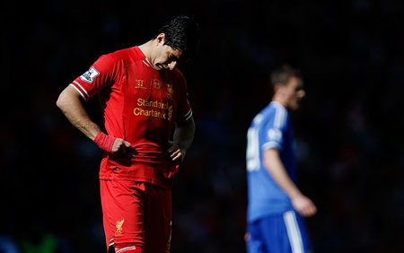 Bi kịch của Gerrard, bi kịch của Liverpool - 13 Luis Suarez và đồng đội bế tắc đến cùng cực trước hàng phòng ngự tầng tầng lớp lớp của Chelsea.