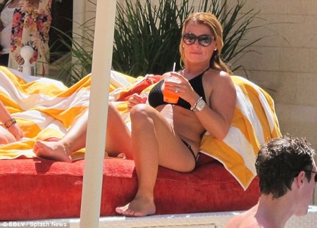 Coleen ngắm nhìn bể bơi từ vị trí ngồi của mình