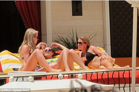 Coleen trò chuyện cùng 2 người ban