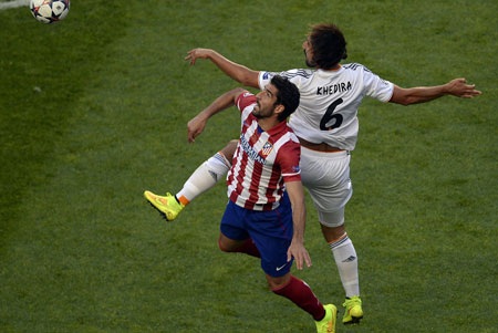 Nhìn lại 120 phút derby Madrid đầy cảm xúc tại Lisbon - 8 Trận đấu diễn ra căng thẳng, xuất hiện nhiều tình huống va chạm đúng tính chất của một trận derby.