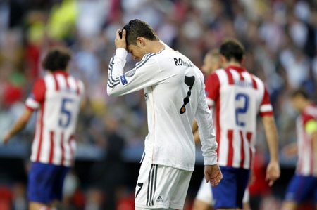 Nhìn lại 120 phút derby Madrid đầy cảm xúc tại Lisbon - 9 C.Ronaldo gần như mất hút trên sân khi phải đương đầu với hệ thống phòng ngự kín kẽ của Atletico.