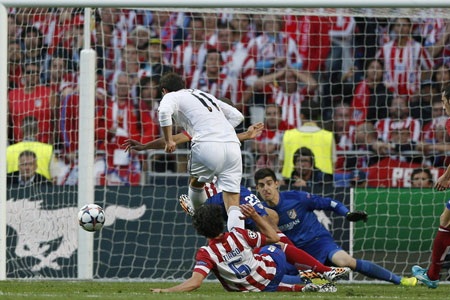 Nhìn lại 120 phút derby Madrid đầy cảm xúc tại Lisbon - 10 Cơ hội ghi bàn hiếm hoi Real Madrid có được trong hiệp 1 với cú đá chệch cột dọc của Gareth Bale.