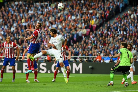 Nhìn lại 120 phút derby Madrid đầy cảm xúc tại Lisbon - 11 Godin đánh đầu khéo léo mở tỉ số cho Atletico.