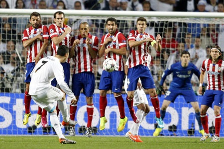 Nhìn lại 120 phút derby Madrid đầy cảm xúc tại Lisbon - 13 C.Ronaldo uy hiếp khung thành Courtois bằng pha đá phạt sở trường.