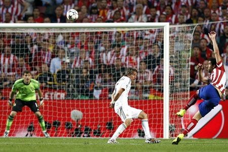 Nhìn lại 120 phút derby Madrid đầy cảm xúc tại Lisbon - 14 C.Ronaldo uy hiếp khung thành Courtois bằng pha đá phạt sở trường.
