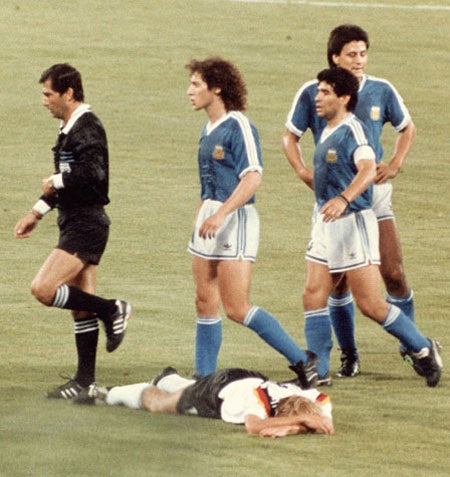 “Vũ công” Jurgen Klinsmann với màn nhào lộn không tưởng - 1 Màn nhào lộn không tưởng của Klinsmann