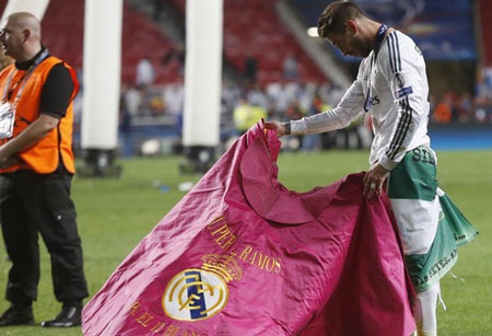 Hình ảnh Real Madrid ăn mừng chức vô địch Champions League - 1 Người hùng Sergio Ramos gợi nhớ huyền thoại Raul với màn trình diễn hình ảnh của một đấu sĩ bò tót.