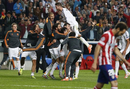 Hình ảnh Real Madrid ăn mừng chức vô địch Champions League - 6 Khi tiếng còi mãn cuộc vang lên, các cầu thủ Real Madrid ùa vào sân với niềm vui vỡ òa.