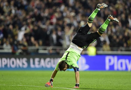 Quá phấn khích, Casillas nhảy santo ăn mừng chức vô địch châu Âu lần thứ 10 của Real Madrid.