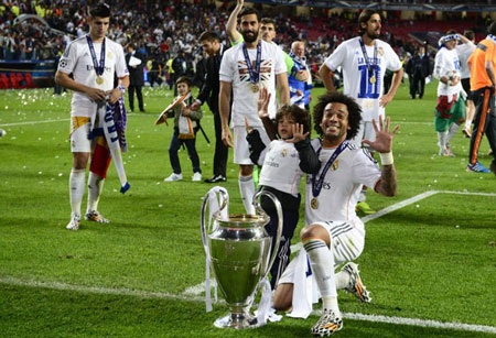 Hình ảnh Real Madrid ăn mừng chức vô địch Champions League - 8 Quá phấn khích, Casillas nhảy santo ăn mừng chức vô địch châu Âu lần thứ 10 của Real Madrid.