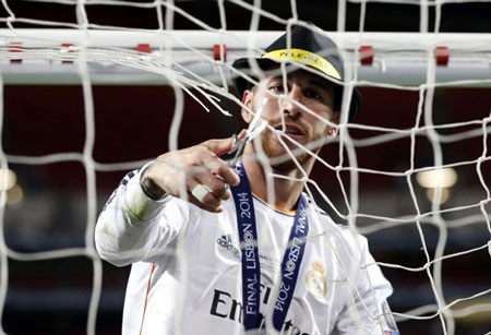 Hình ảnh Real Madrid ăn mừng chức vô địch Champions League - 9 Ramos cắt mành lưới trên sân Da Luz về làm kỷ niệm.